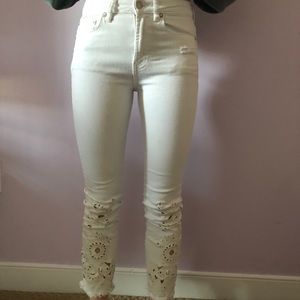 Free People stretchy white jeans with design.